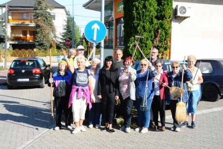 Idén ősszel is nyugdíjasok tették rendbe a Nyitra ABC környékét